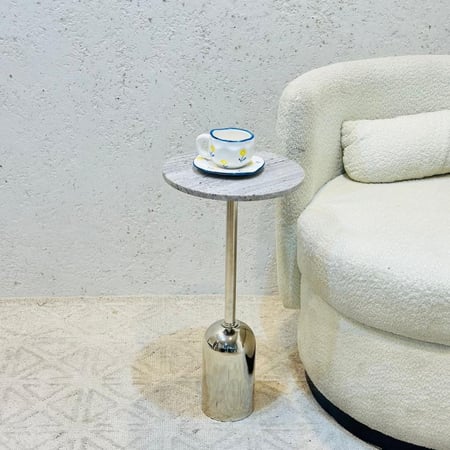 طاولة جانبية أنيقة بتصميم عصري وبسيط.