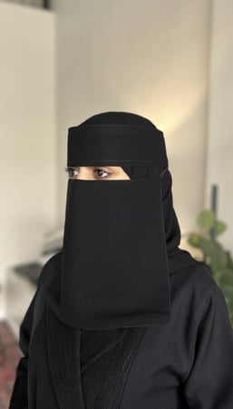 نقاب وسط مقوى مطاط مايل بدون حرير