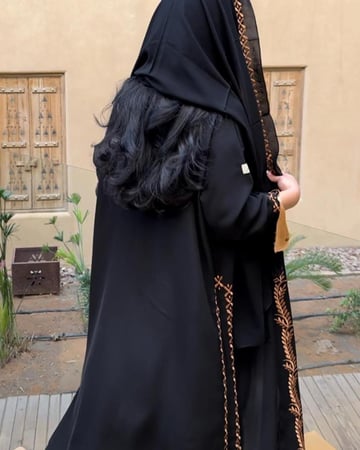 عباية اكتوبر  مع طرحه