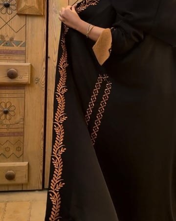 عباية اكتوبر  مع طرحه