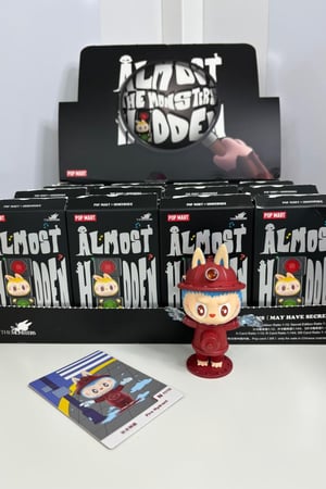 مجسم لابوبو المختبئ - صنبور اطفاء حريق