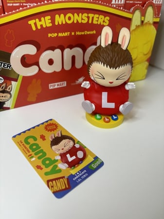 مجسم لابوبو كاندي (m&ms)