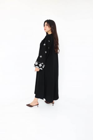 عباية بأزرار واكمام عريضة عباية كتان مايحتاج كوي سدو سوداء بسيطة شيكAM