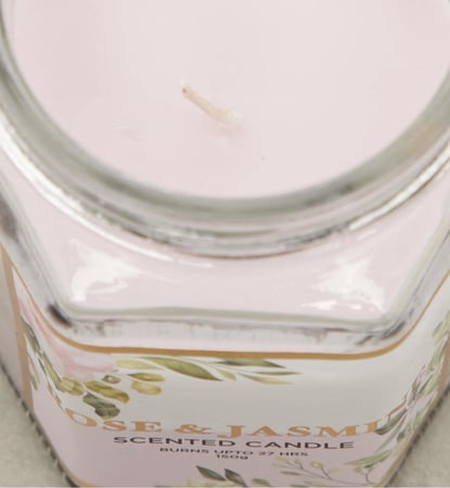 شمعة معطرة برائحة الورد والياسمين