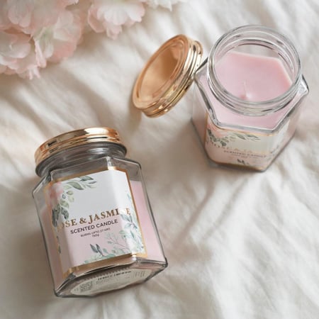 شمعة معطرة برائحة الورد والياسمين