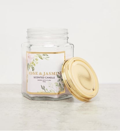 شمعة معطرة برائحة الورد والياسمين
