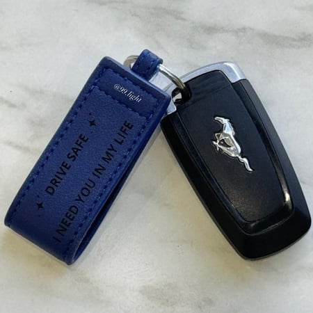 ميدالية سيارة جلدية