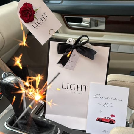 تغليف هدية مع كرت اهداء