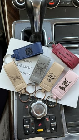 ميدالية سيارة جلدية