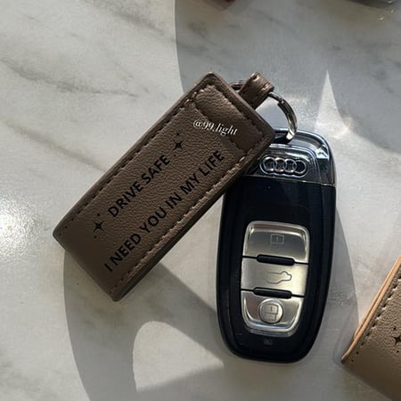 ميدالية سيارة جلدية