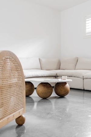 طاولة قهوة سطح رخامي بثلاث كور عصرية