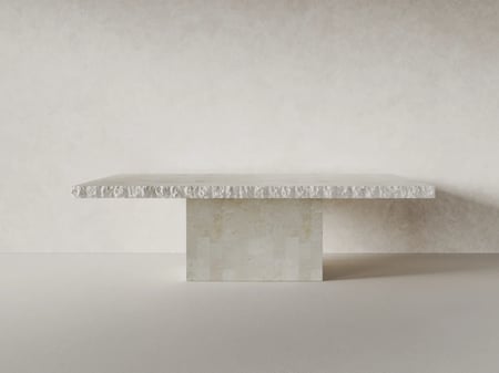 طاولة طعام مستطيلة الشكل بسطح مبلط بالحجر الجيري