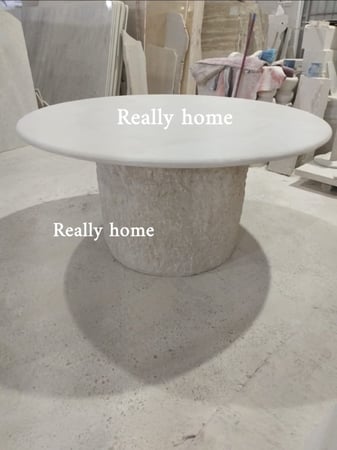 طاولة طعام مستديرة حجرية منحوته