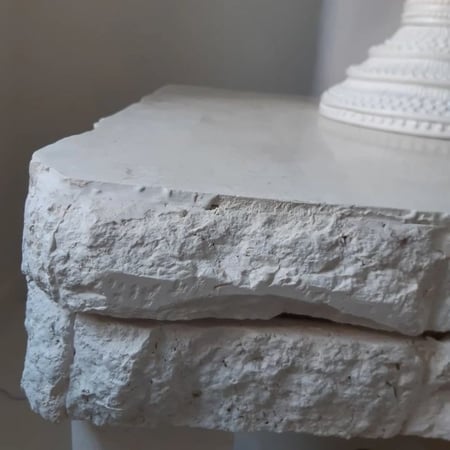 طاولة جانبية حجرية منحوته