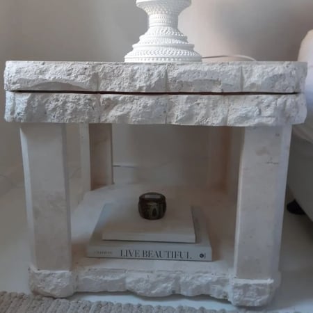 طاولة جانبية حجرية منحوته