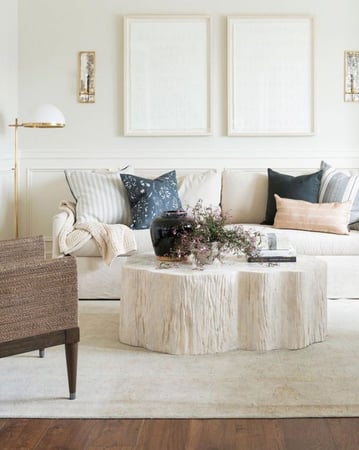 طاولة حجرية