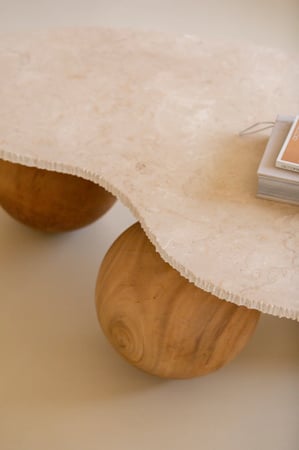 طاولة قهوة سطح رخامي بثلاث كور عصرية