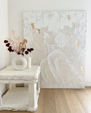 طاولة جانبية حجرية منحوته