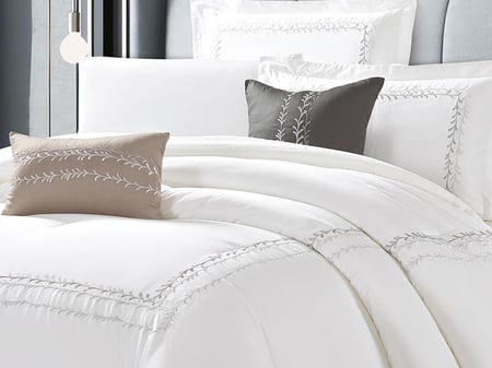 مفرش GISELLE قطن فاخر مطرز مزدوج - 200×200 سم - 10 قطع - سكري فضي