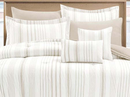 صورة عن قرب لتصميم مفرش LAYLA-01 صيفي مخطط بيج مقاس نفرين