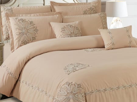 صورة مقربة لمفرش سرير فاخر نفرين لون بيج جملي أنيق