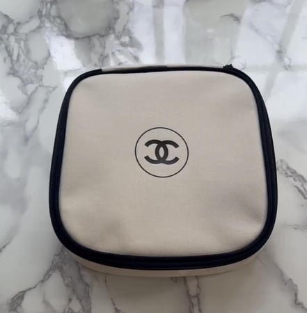 شنطه شانيل للميكب حجم صغير