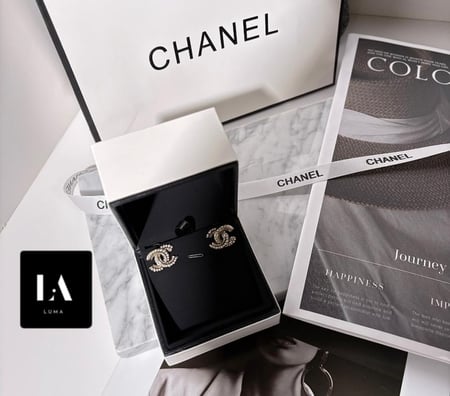 حلق  شانيل فضي مع لؤلؤ. شامل الملحقات والورده