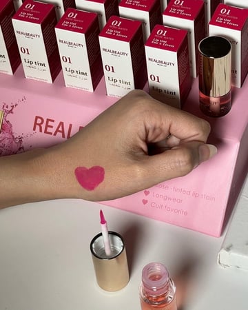 مورد شفايف وخدود من ريل بيوتي لون بنكي غامق شكل جديد