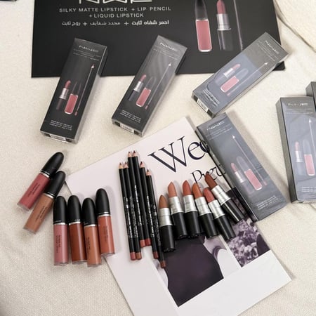 بكج الشفايف (روج كريمي_محدد شفايف+ روج سائل ثابت ) اللون عشوائي