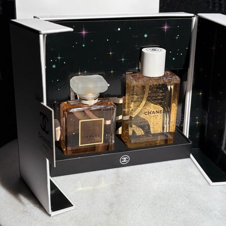 مجموعة كوكو شانيل مكونه من عطر 100 مل + شاور جل 200 مل مع ملحقاتها