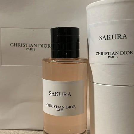 عطر ساكورا 125 مل مختلف اللون والريحه لكن حميل