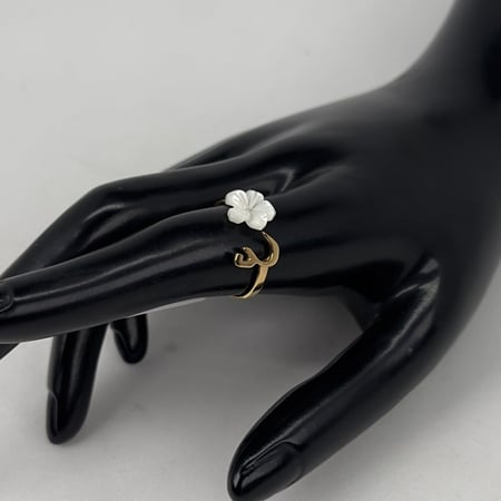 خاتم حرفك ذهب مع زهرة الصدف