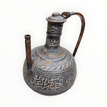 ابريق من النحاس الأحمر عليه نقوش اسلاميه قديم ونادر جدا