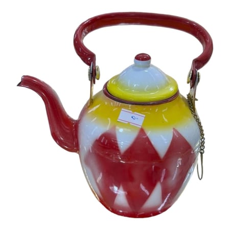 براد من الطراز قديم أحمر