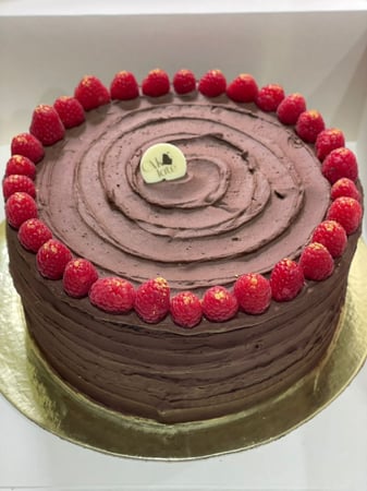 كيك الشوكلاته بالتشيز والرازبيري