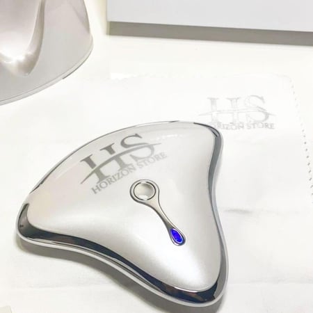 جهاز مساج الوجه بتصميم مثلث فضي مع ضوء أزرق