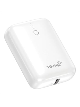 باور بانك أبيض صغير الحجم عليه شعار تيكنال ومؤشر للطاقة