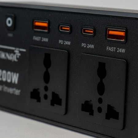 محول طاقة سيارة به منافذ AC مزدوجة ومنافذ USB سريعة