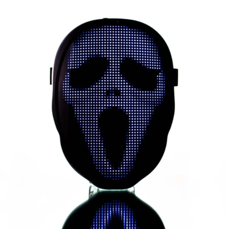 قناع اسود بفتحات LED زرقاء تعرض شكل وجه مصدوم