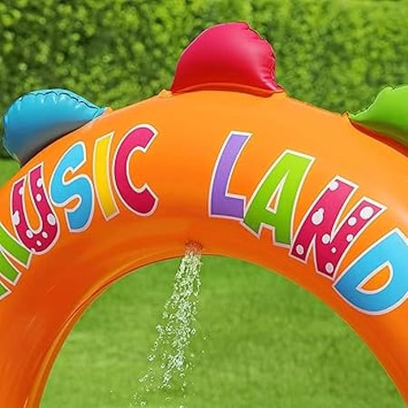 مسبح قابل للنفخ بتصميم ملون وكلمات ميوزك لاند ورشاش مياه