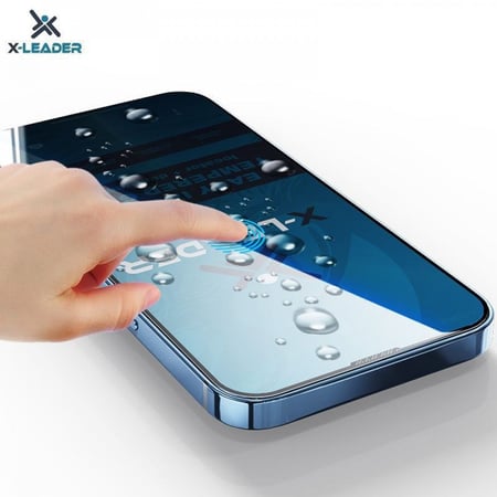 اصبع يضغط على شاشة هاتف بها قطرات ماء وستيكر حماية