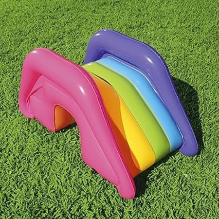 زحليقة مائية قابلة للنفخ بألوان قوس قزح على العشب