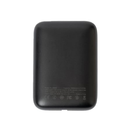 باور بانك أسود صغير مع كتابة مواصفات الشحن