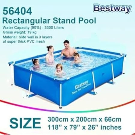 عائلة تلعب في مسبح بست واي مستطيل أزرق