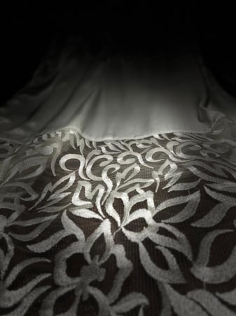 ارواب نوم للعروس حرير ستان مطرزة بالطرف  مع اضافه الاسماء