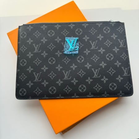 باوتشات Louis Vuitton اسود