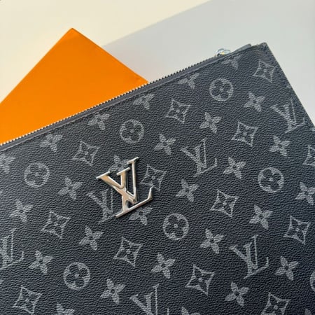 باوتشات Louis Vuitton اسود