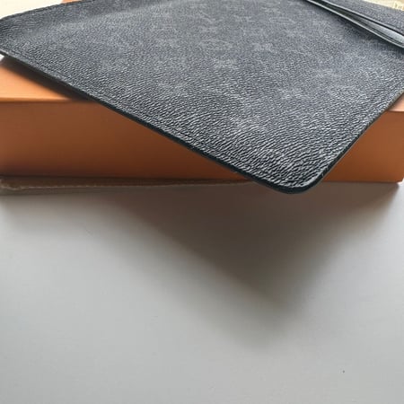باوتشات Louis Vuitton اسود