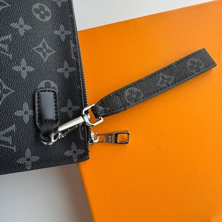 باوتشات Louis Vuitton اسود