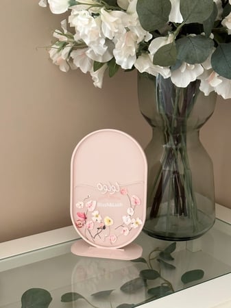 ستاند طاولة اكريلك بيضاوي ملون/ مع تصميم الورد الملون وكتابة بالاكريلك